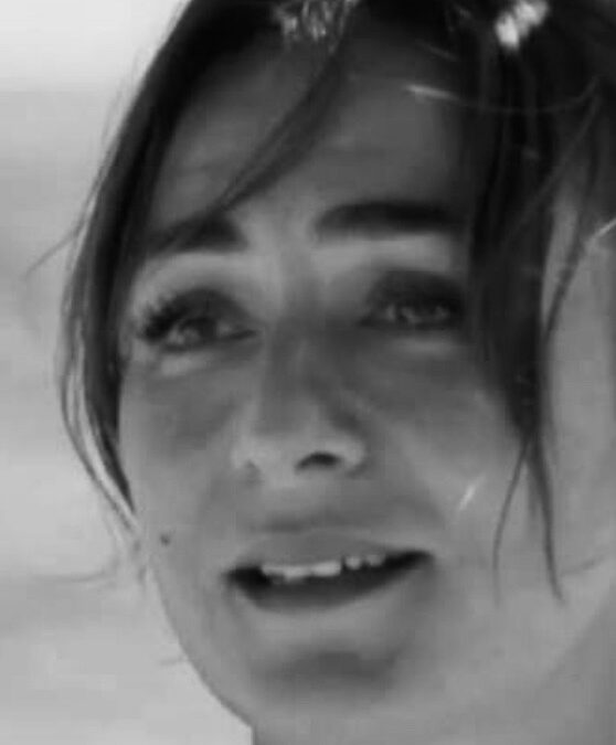 Primer plano en blanco y negro de una mujer emocionada (Candela Peña) durante una ceremonia simbólica consigo misma, escena de la película La boda rosa