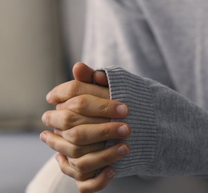 Manos entrelazadas que simbolizan seguridad y regulación emocional en terapia EMDR