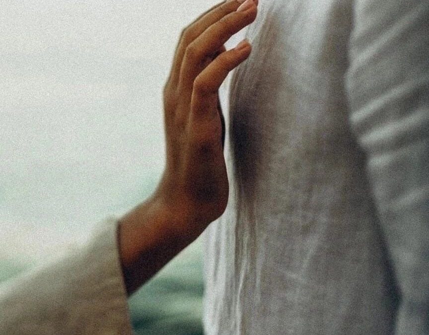 Mano apoyada sobre el pecho como gesto de escucha corporal y conciencia emocional.