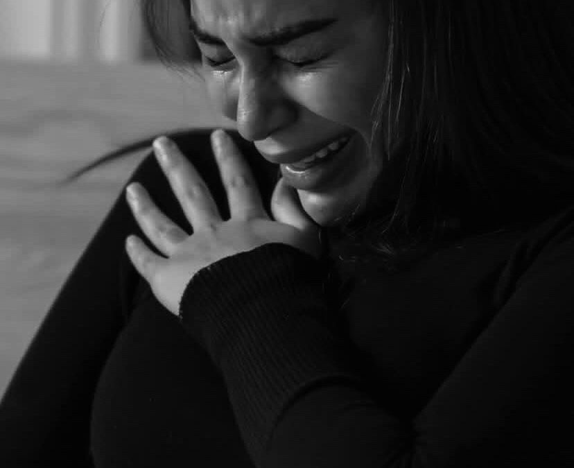 Mujer llorando en silencio tras ruptura de pareja inesperada